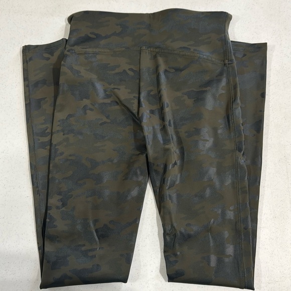 SPANX Camo Faux Leather Leggings Compression Small Black & Green Women’s - Picture 2 of 9